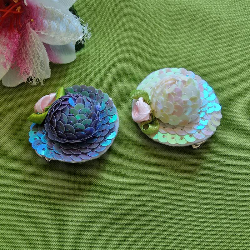 HAD09 - Szatén rózsával díszített lila-kék flitteres kalap hajcsaton