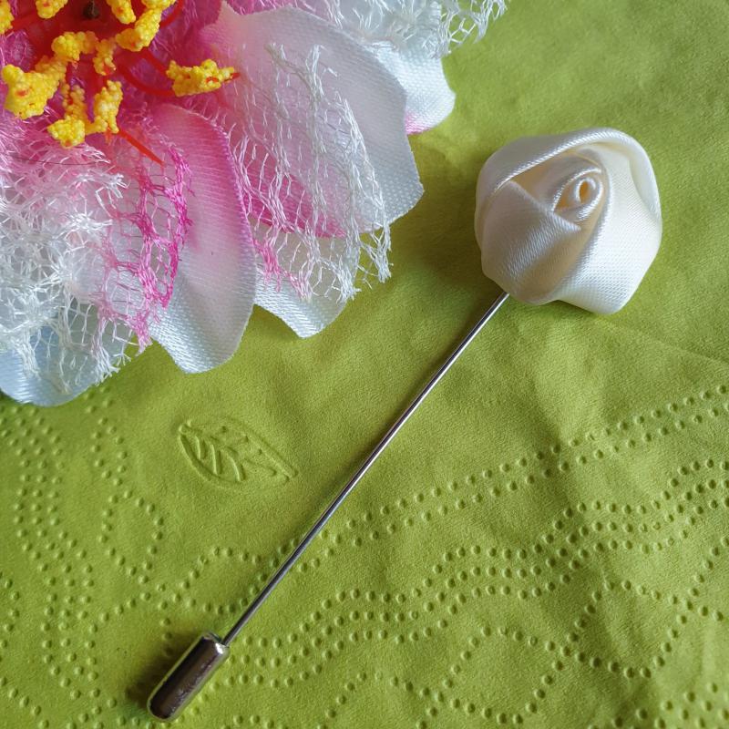 Hajtókatű, kitűző HAT09 - 20mm-es bézs szatén rózsával