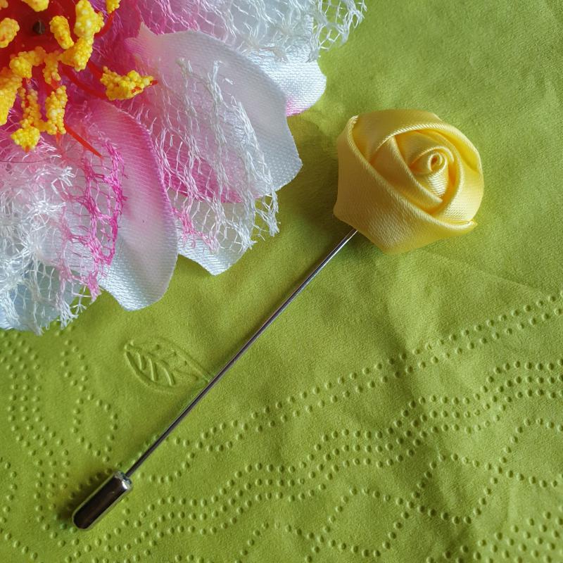 Hajtókatű, kitűző HAT10 - 20mm-es sárga szatén rózsával