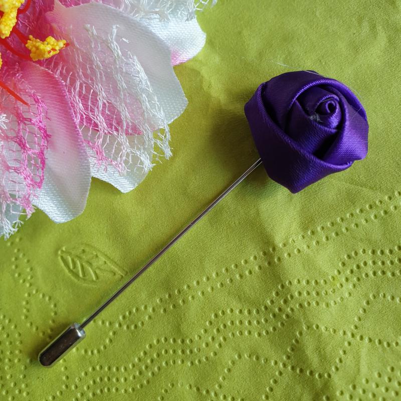 Hajtókatű, kitűző HAT14 - 20mm-es lila szatén rózsával