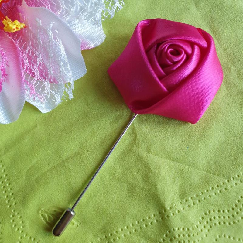 Hajtókatű, kitűző HAT18 - 40mm-es pink szatén rózsával