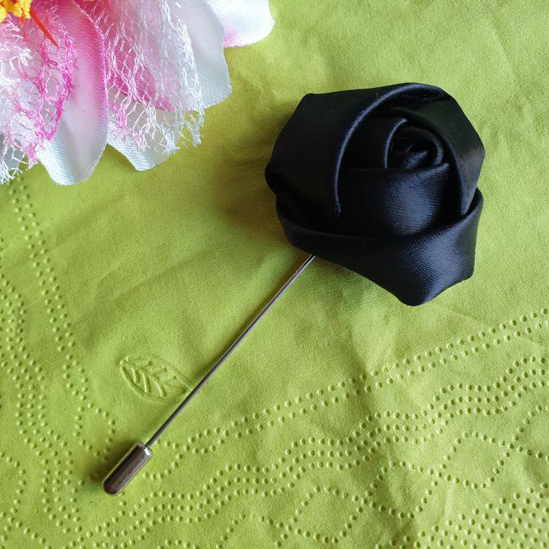 Hajtókatű, kitűző HAT21 - 40mm-es fekete szatén rózsával