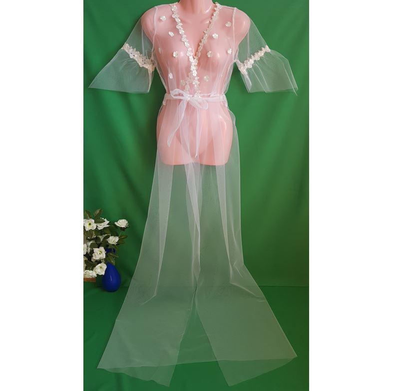 Hófehér, csipkés menyasszonyi tüll köntös uszállyal