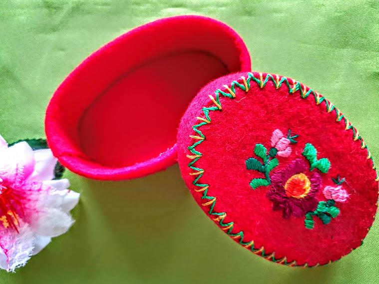 Kalocsai mintával hímzett piros nemezzel borított ékszerdoboz