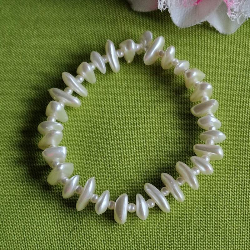KAR102 - Fehér színű tekla gyöngyös rugalmas karkötő