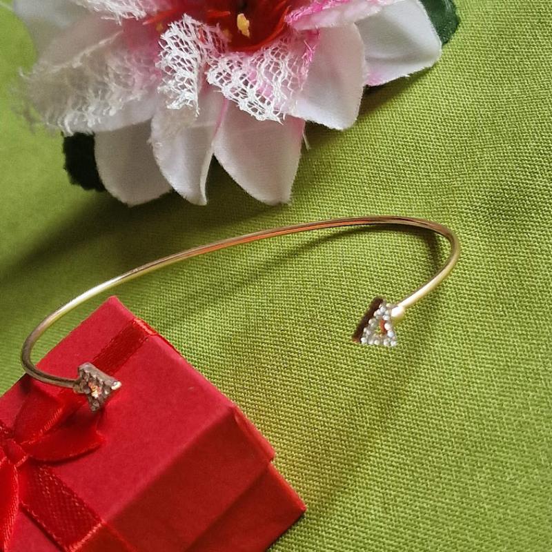 KAR78 - Arany színű nyitott strasszköves acél Karkötő