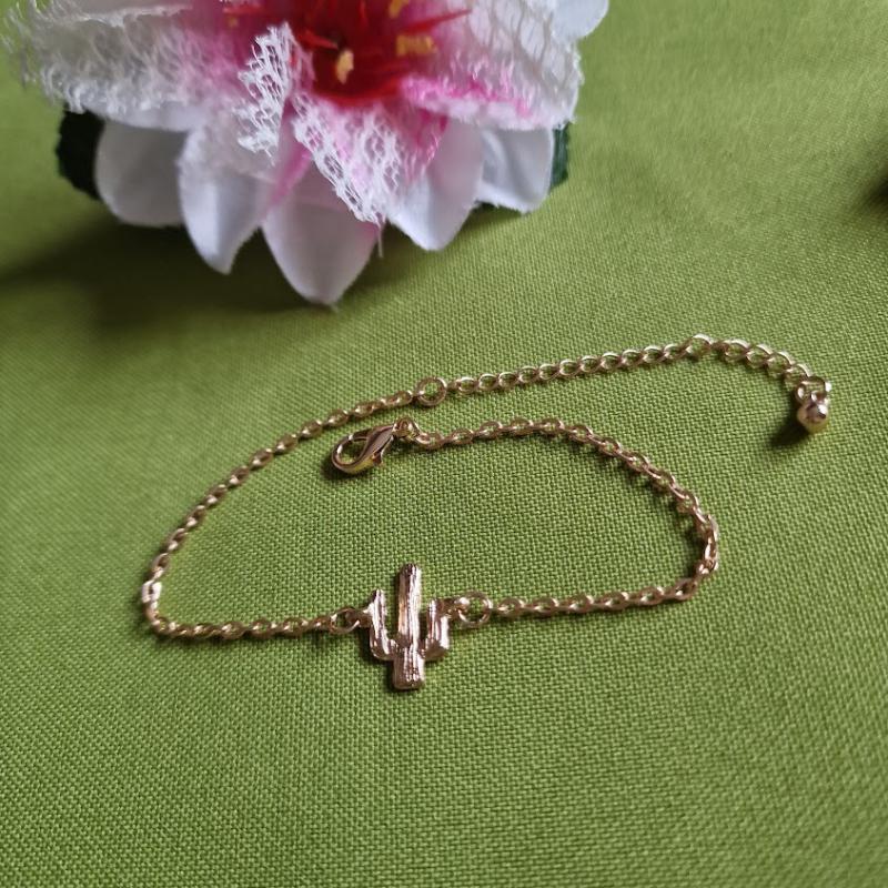 KAR80 - Arany színű Karkötő, karlánc Kaktusz medállal