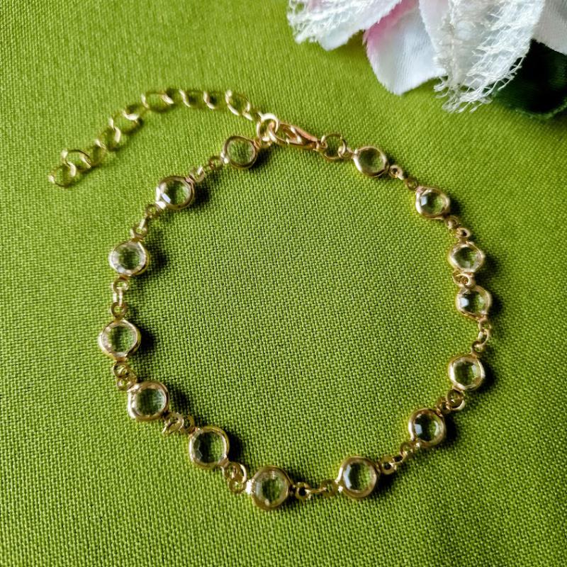 KAR82 - Arany színű Karkötő, karlánc gyöngyök foglalatban