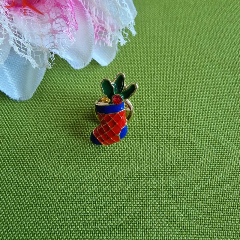 Kitűző, bross BRO120 - Tűzzománcos rácsos (kék) piros zokni 15x20mm