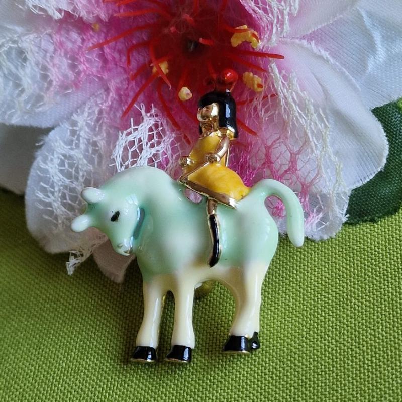 Kitűző, bross BRO158 - Tűzzománccal bevont lovagló kislány 35x48mm