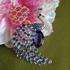 Kitűző, bross BRO174B - Strasszköves kék páva 35x55mm