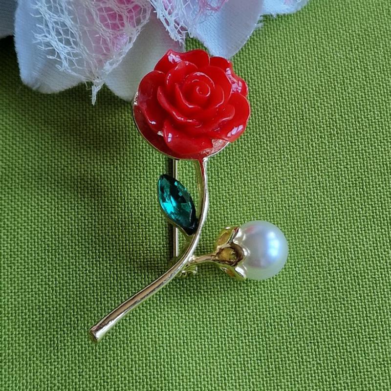 Kitűző, bross BRO24 - kinyílt piros bazsarózsa 35x50mm