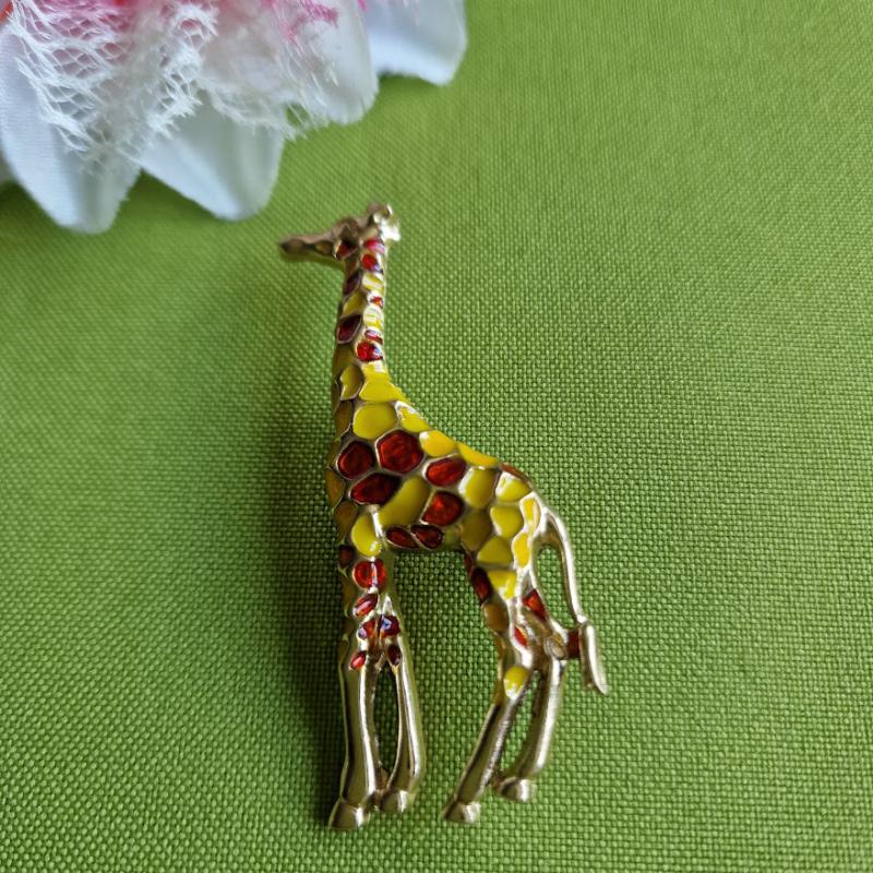Kitűző, bross BRO243B - Tűzzománcos zsiráf 25x60mm  - sárga és barna