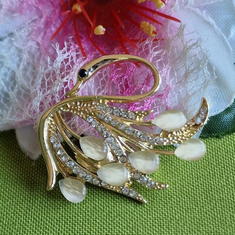 Kitűző, bross BRO264 - Strasszköves gyöngyös hattyú 37x35mm