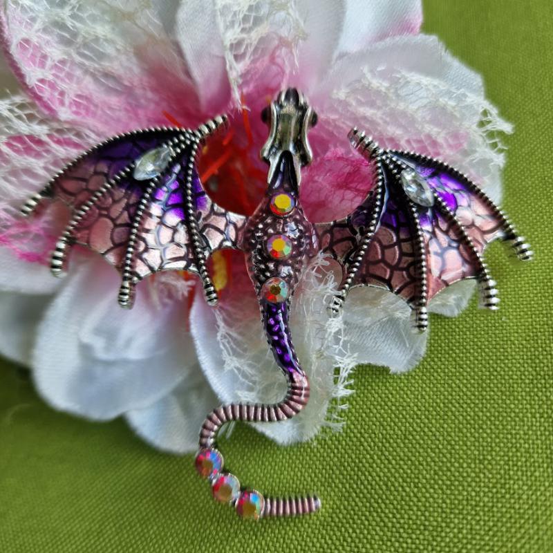 Kitűző, bross BRO269D - Tűzzománcos lila-rózsa repülő sárkány kb. 75x65mm