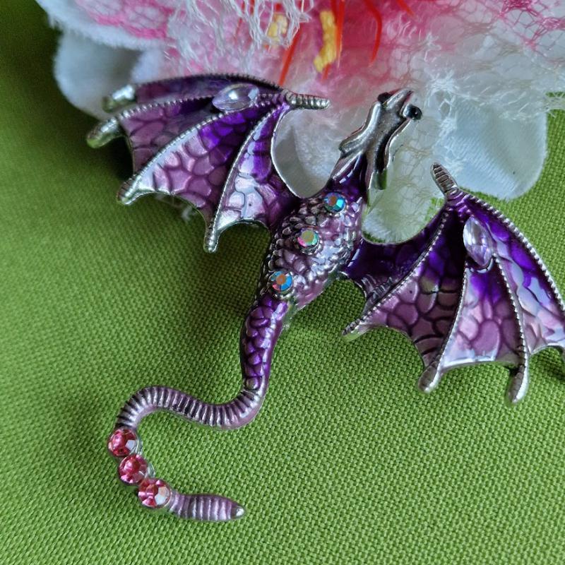 Kitűző, bross BRO269E - Tűzzománcos lila repülő sárkány kb. 75x65mm