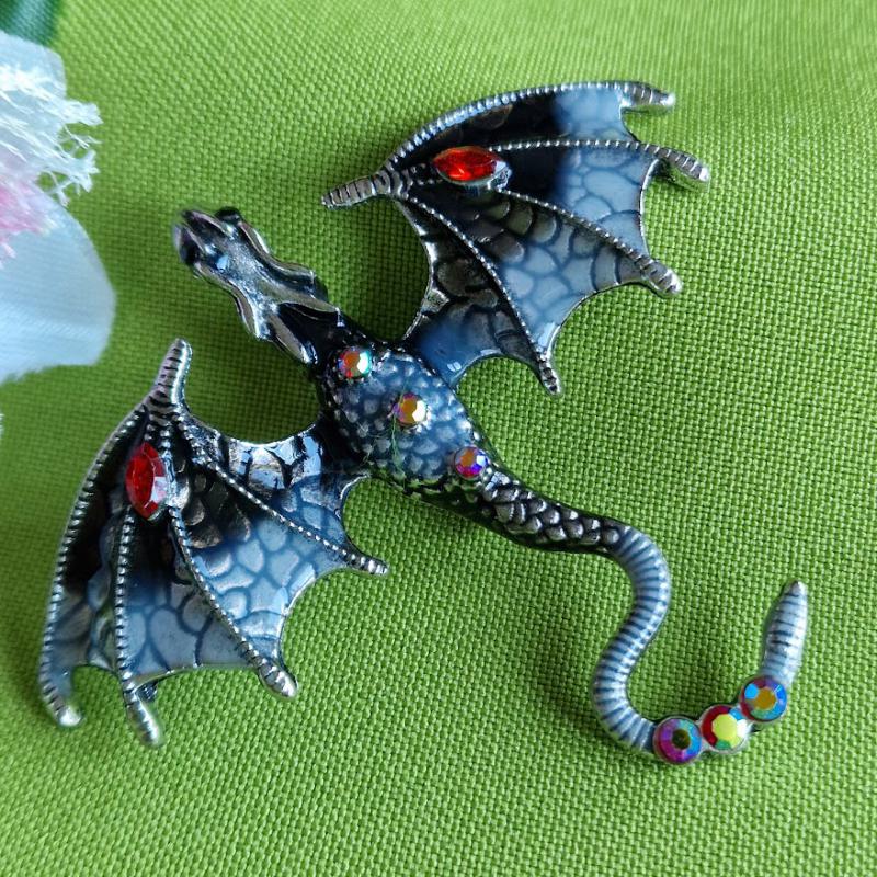 Kitűző, bross BRO269F - Tűzzománcos fekete - acélkék repülő sárkány kb. 75x65mm