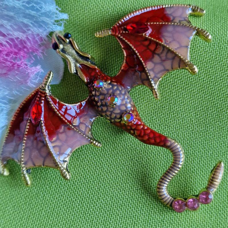 Kitűző, bross BRO269H - Tűzzománcos piros- rózsa repülő sárkány kb. 75x65mm