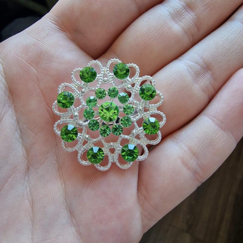 Kitűző, bross BRO27 - strasszos szívecskék 30mm - zöld köves