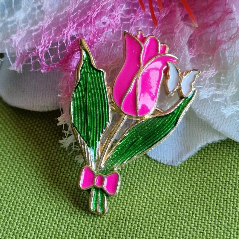 Kitűző, bross BRO361B -  Tűzzzománcos tulipánt pillangóval 25x30mm - pink