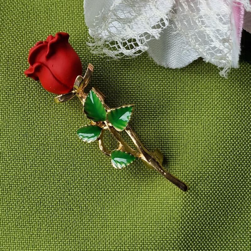 Kitűző, bross BRO383 - Piros rózsaszál tűzzománcos levelekkel 19x56mm