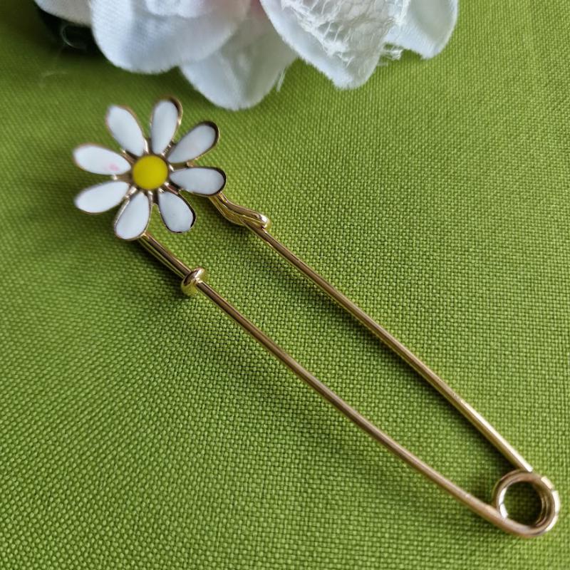 Kitűző, bross BRO389 - Margaréta virágos biztosítótű 25x80mm