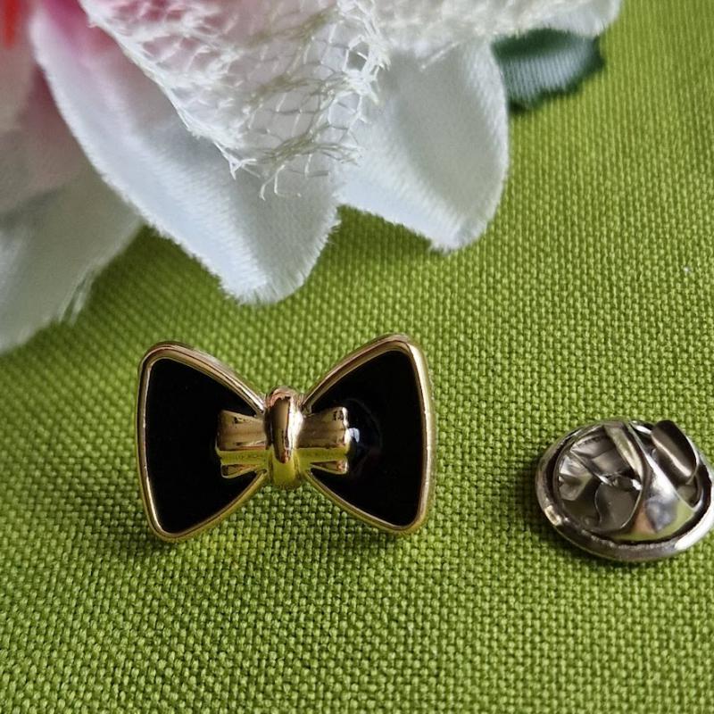 Kitűző, bross BRO399 - Fekete zománcos masni mintás gomb 19x12mm