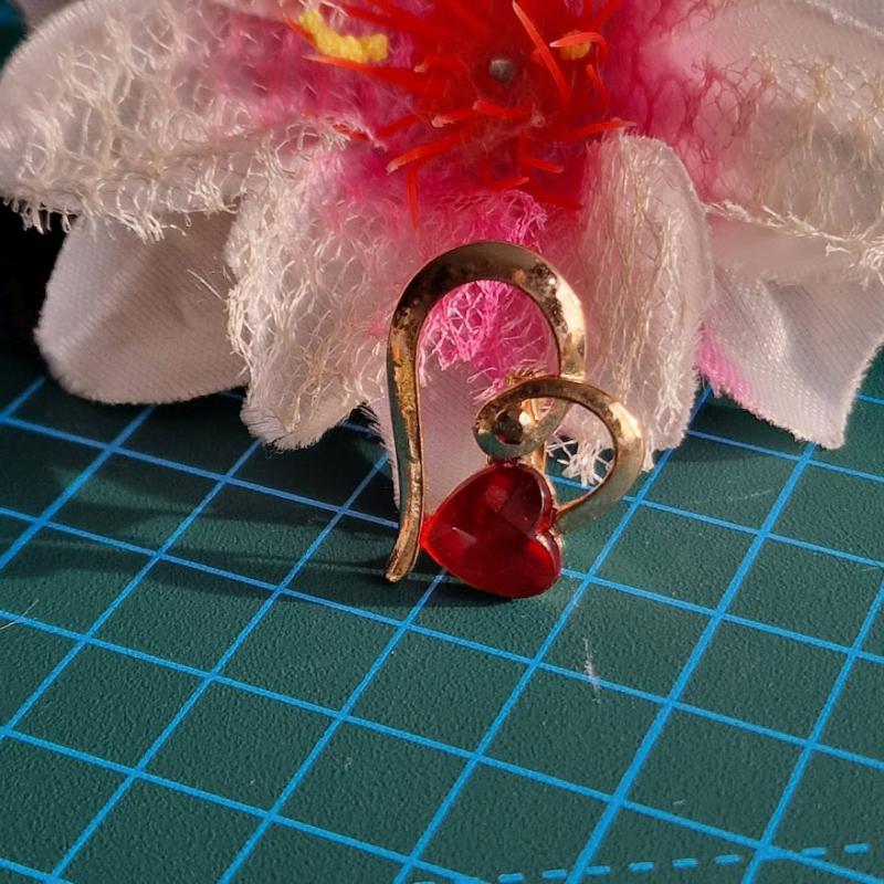 Kitűző, bross BRO408 - Strasszköves arany színű szív 24x28mm