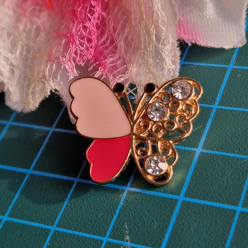 Kitűző, bross BRO410 - Strasszköves, zománcos pillagó 25x22mm