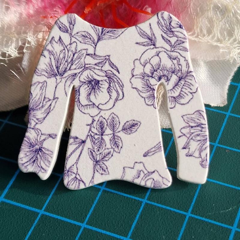 Kitűző, bross BRO411 - Lila virágos blúz 46x44mm