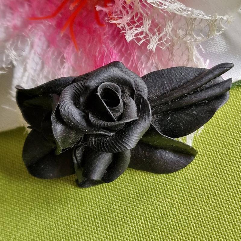 Kitűző, bross BRO413 - Fekete rózsák levelek közt 50x26mm