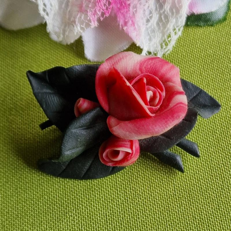 Kitűző, bross BRO416 - Cirkás piros rózsák fekete levelek közt 54x33mm