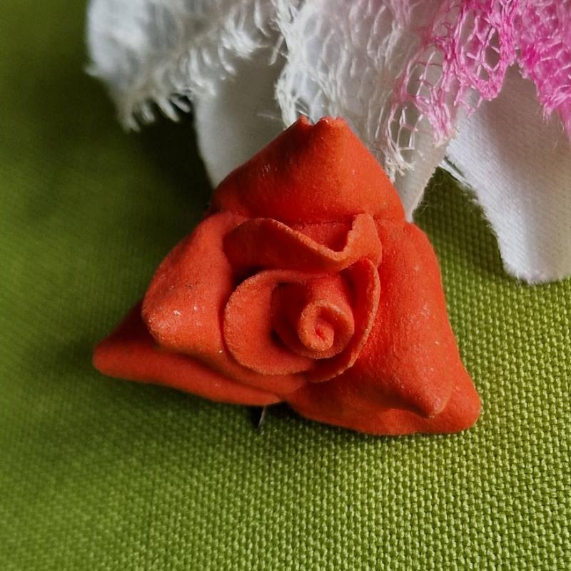 Kitűző, bross BRO417 - Piros rózsa 30x28mm