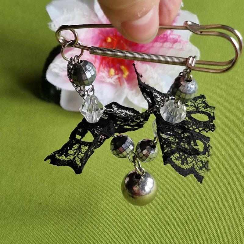 Kitűző, bross BRO419 - Fekete csipkés, gyöngyös biztosítótű 68x90mm