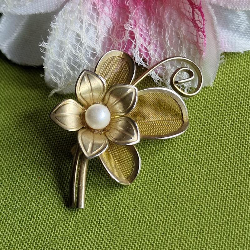 Kitűző, bross BRO425 - Antik hatású arany gyöngyös virág 49x30mm