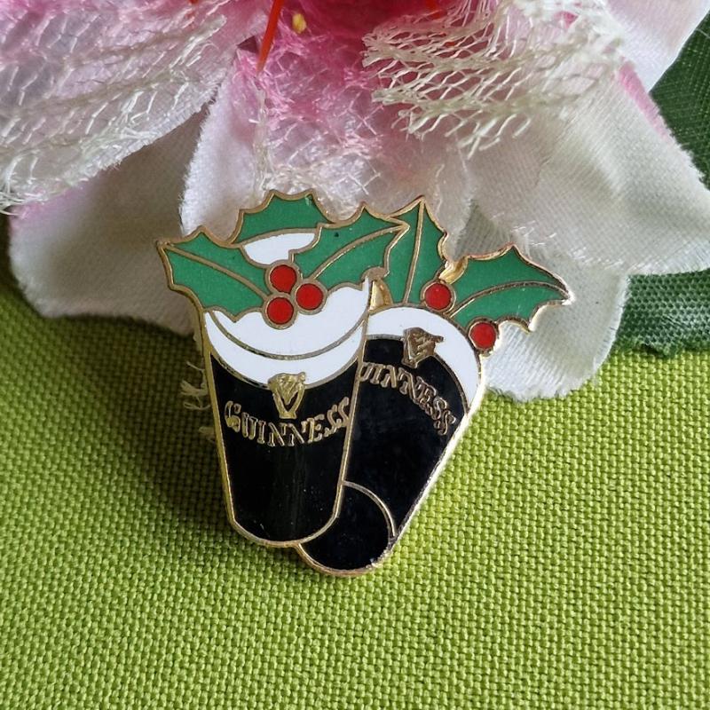 Kitűző, bross BRO431 - Zománcos karácsonyi GUINNESS sörös poharak magyallal 33x29mm