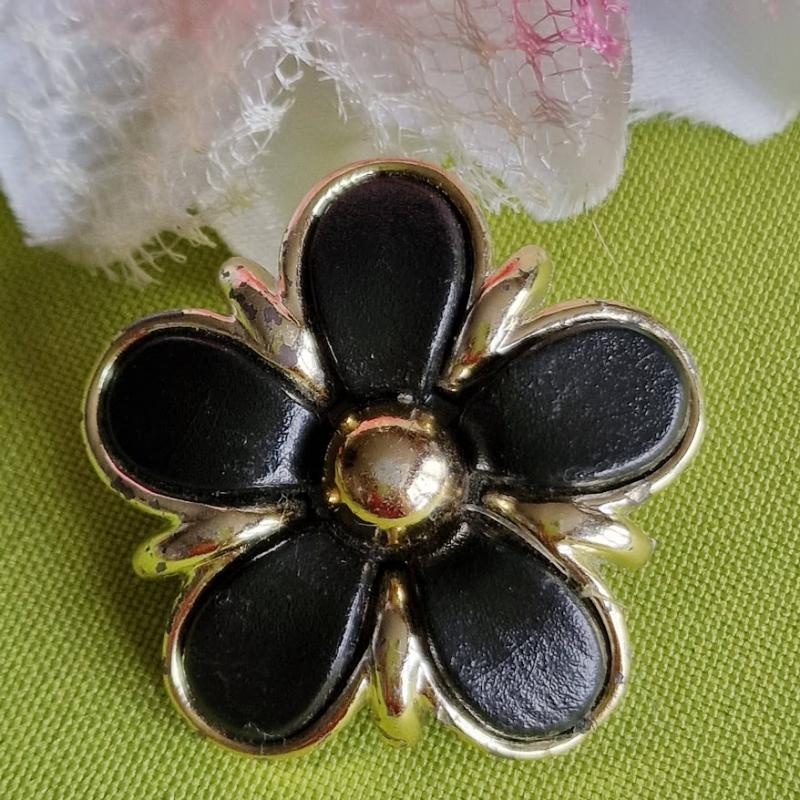 Kitűző, bross BRO435 - Fekete szirmú virág 33mm