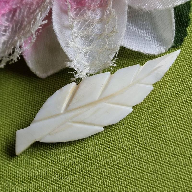 Kitűző, bross BRO436 - Gyöngyház kagyló levélke 54x17mm