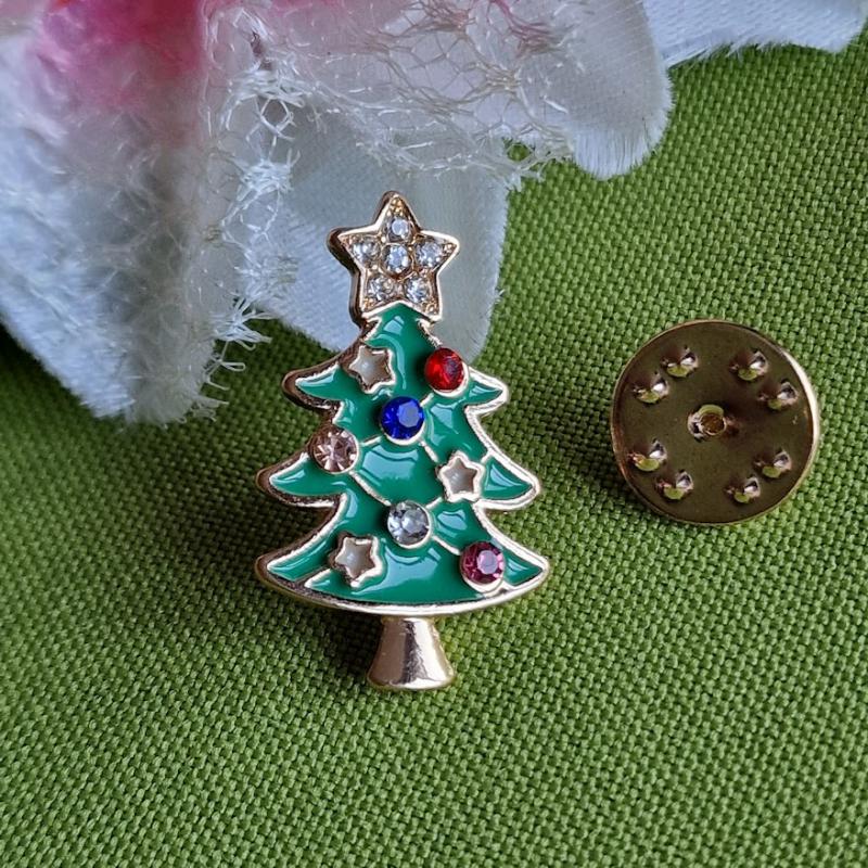 Kitűző, bross BRO439 - Tűzzománcos karácsonyfa strasszköekkel 18x29mm