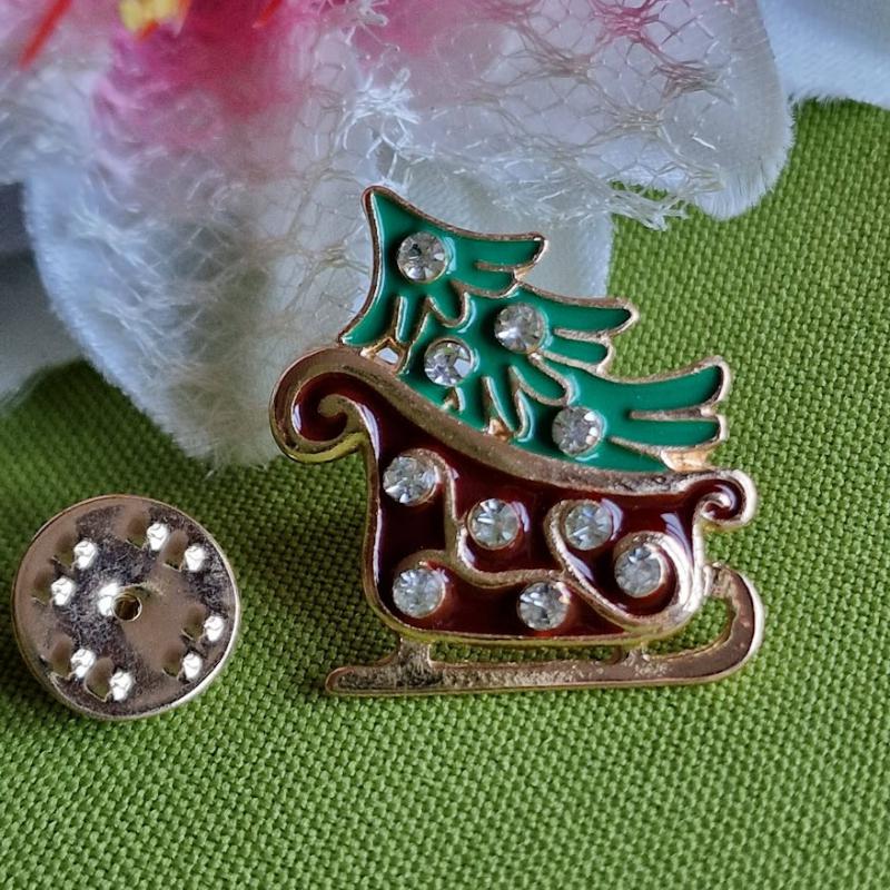 Kitűző, bross BRO442 - Tűzzománcos szánkó  karácsonyfával, strasszkövekkel 18x29mm