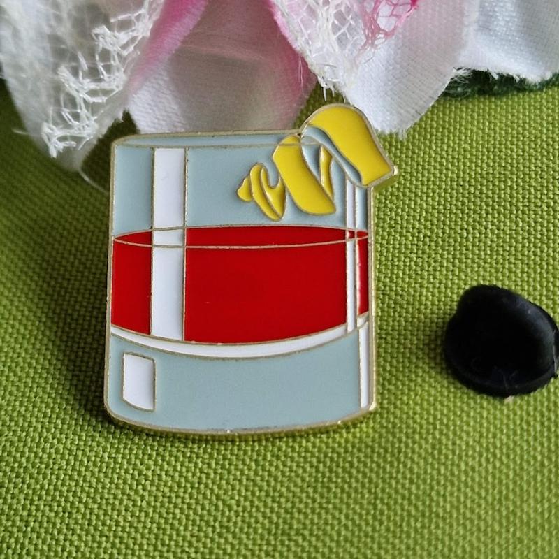 Kitűző, bross BRO447 - Tűzzománcos Sazerac koktélos pohár 31x27mm