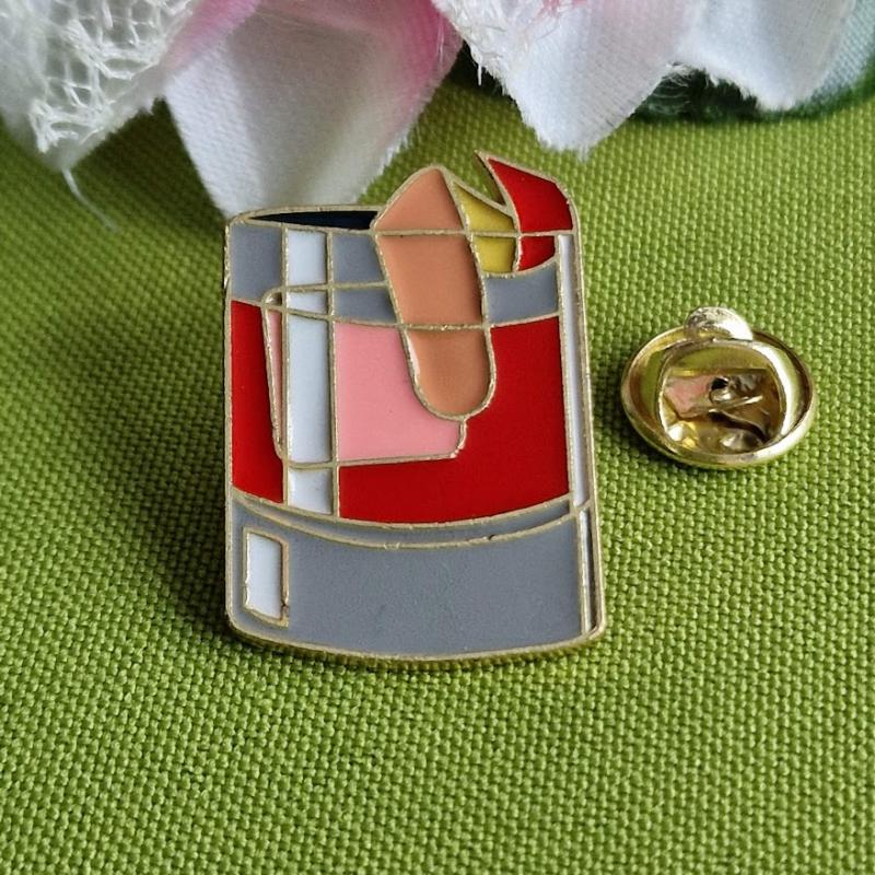 Kitűző, bross BRO448 - Tűzzománcos Negroni koktélos pohár 30x20mm