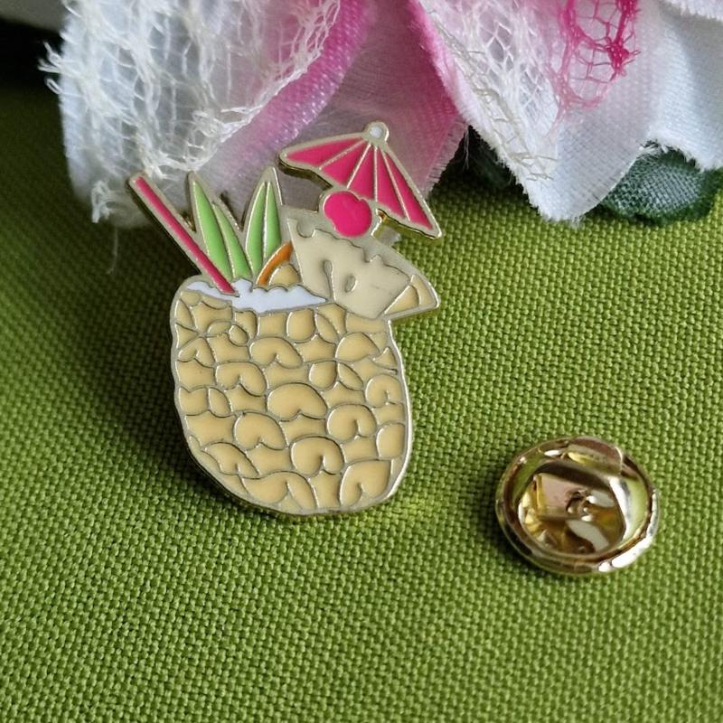 Kitűző, bross BRO451 - Tűzzománcos Pina Colada koktélos pohár 31x24mm