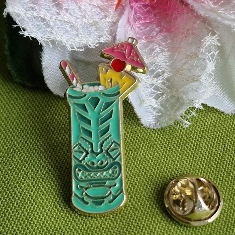 Kitűző, bross BRO452 - Tűzzománcos Tiki koktélos pohár 38x19mm