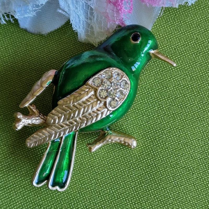 Kitűző, bross BRO454 - Fűzöld színű zománcozott madárkövekkel 38x57mm