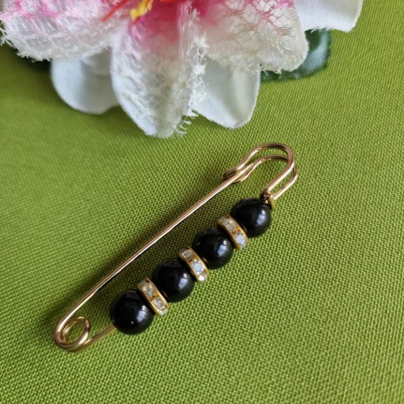 Kitűző, bross BRO69B - strasszköves 4 fekete gyöngyös melltű 15x55 mm