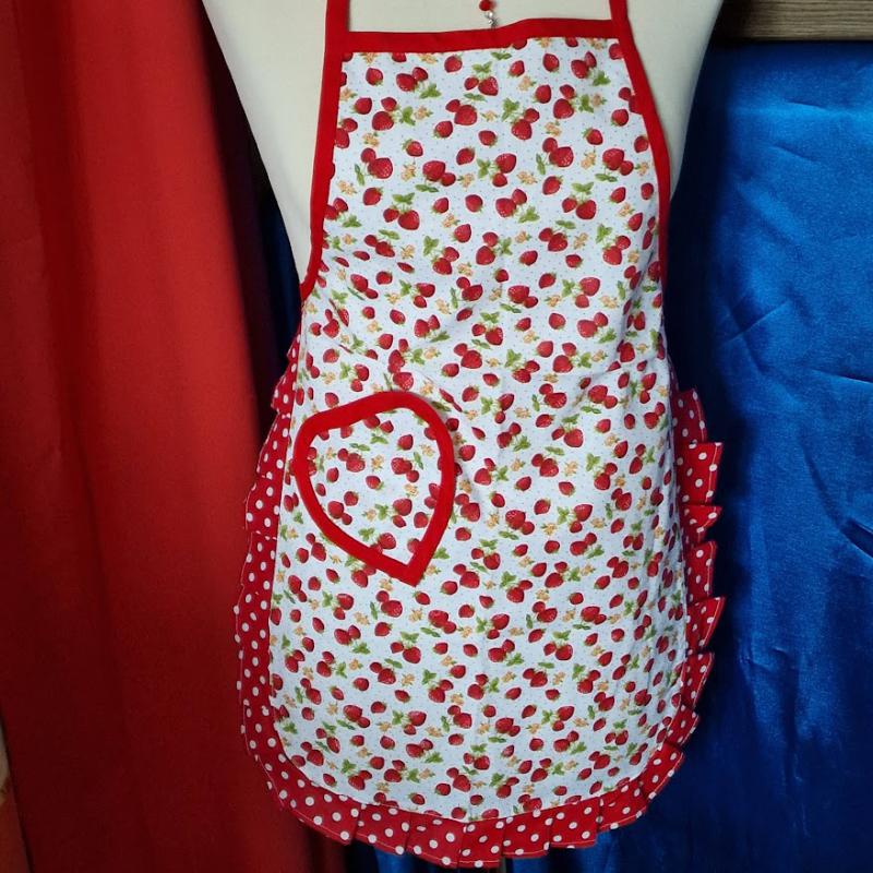 KTN01 - Eper mintás, pöttyös fodros gyerek pamut konyhai kötény