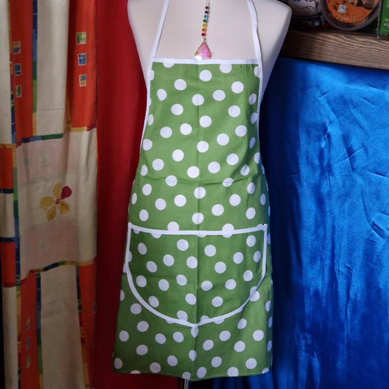 KTN02 - Zöld alapú fehér pöttyös, zsebes pamut konyhai kötény