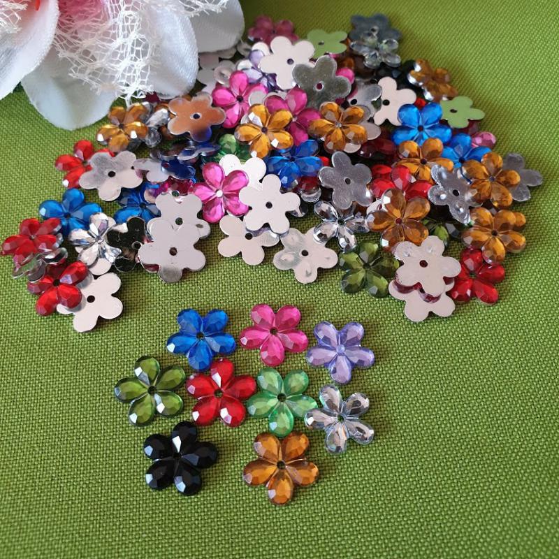 MAD33 - 100db-os Vegyes színű műanyag virág gyöngy Ø11mm
