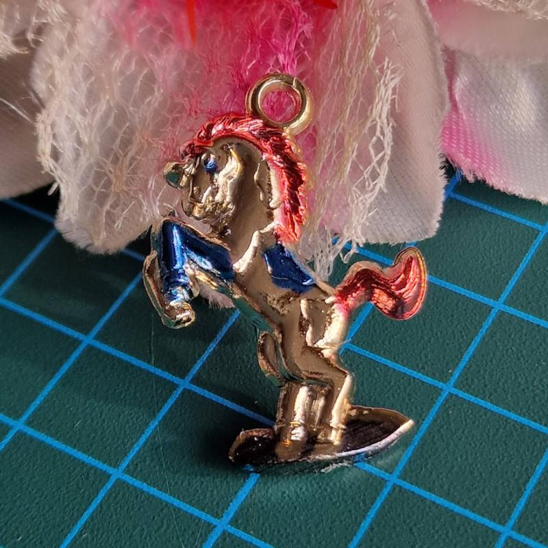 MED122A -  LÓ alakú medál - piros sörény 35x24mm